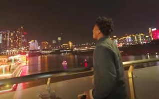 甲亢哥喊话：中国被严重低估！直播镜头打破偏见引热议